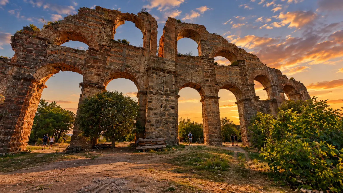 Monumentalne arkady rzymskiego akweduktu i wieże ciśnień na równinie Aspendos