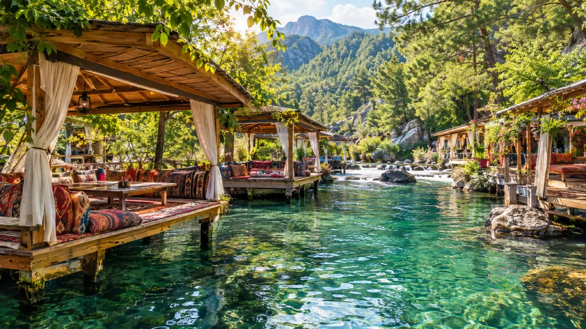 Dolina rzeki Dimçay w Alanyi z drewnianymi platformami restauracyjnymi na wodzie