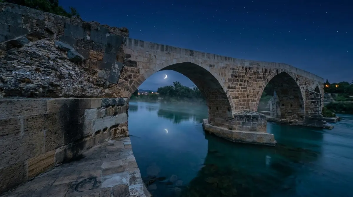 Zabytkowy kamienny most seldżucki Köprüpazar na rzece Eurymedon w pobliżu Aspendos