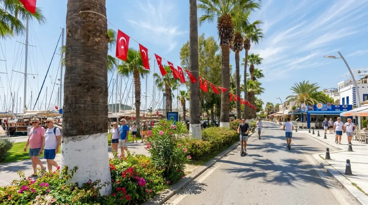 Białe domki z niebieskimi okiennicami w kurorcie Bodrum na Wybrzeżu Egejskim