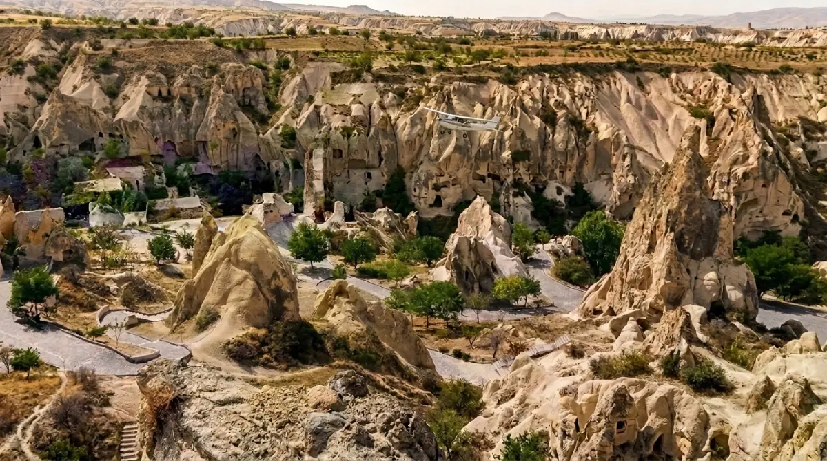 Skansen Göreme Açık Hava Müzesi z kościołami wykutymi w tufowych skałach
